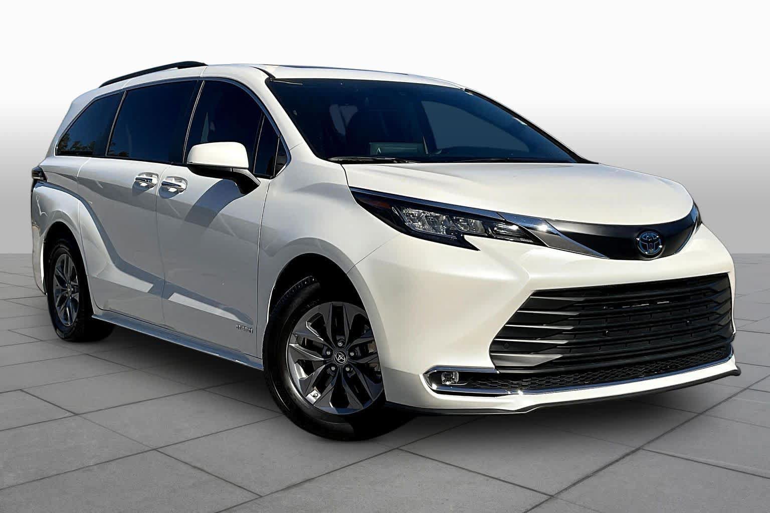 Used 2021 Toyota Sienna XLE FWD image 3