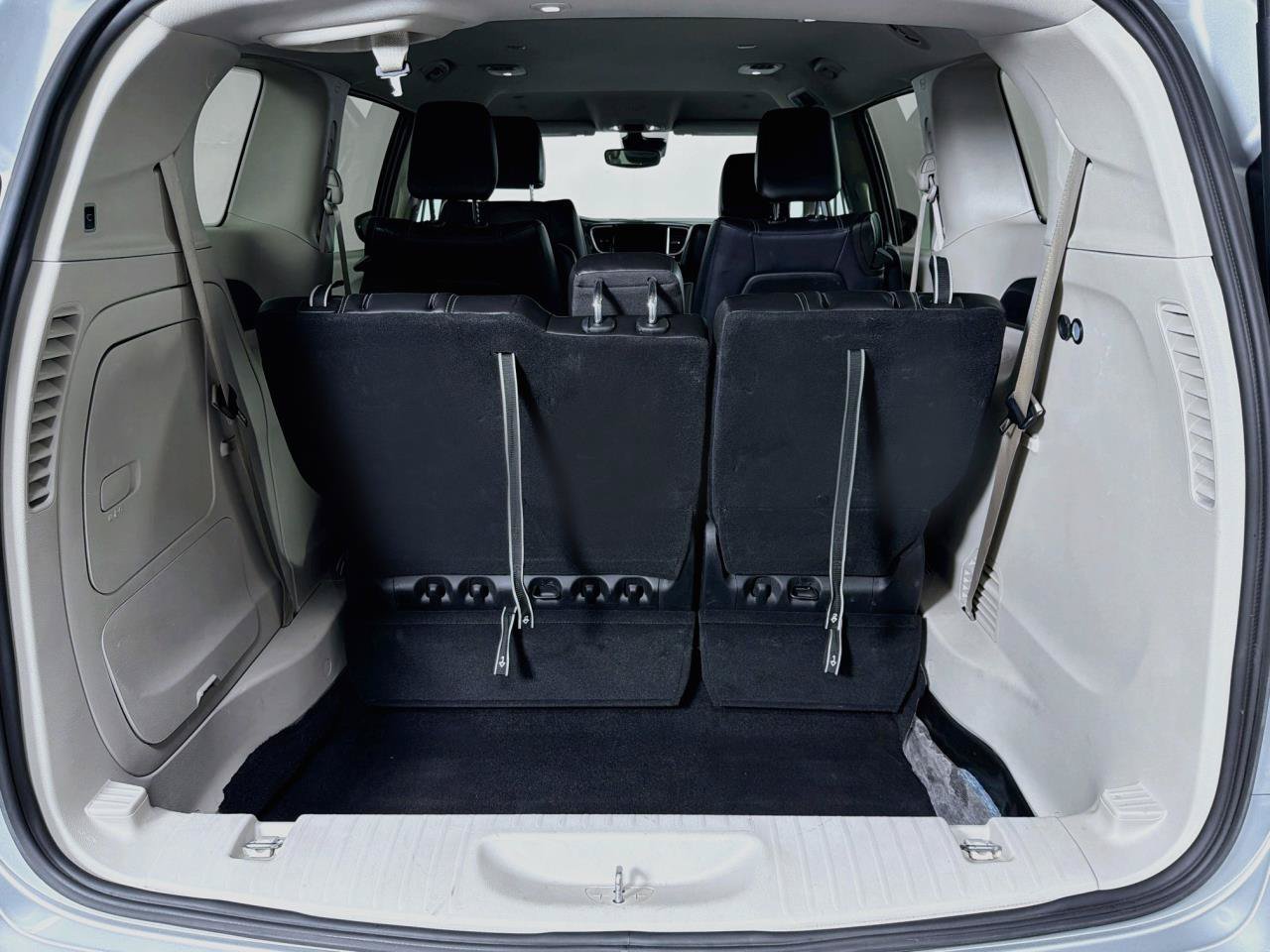 Used 2024 Chrysler Pacifica Limited FWD image 42