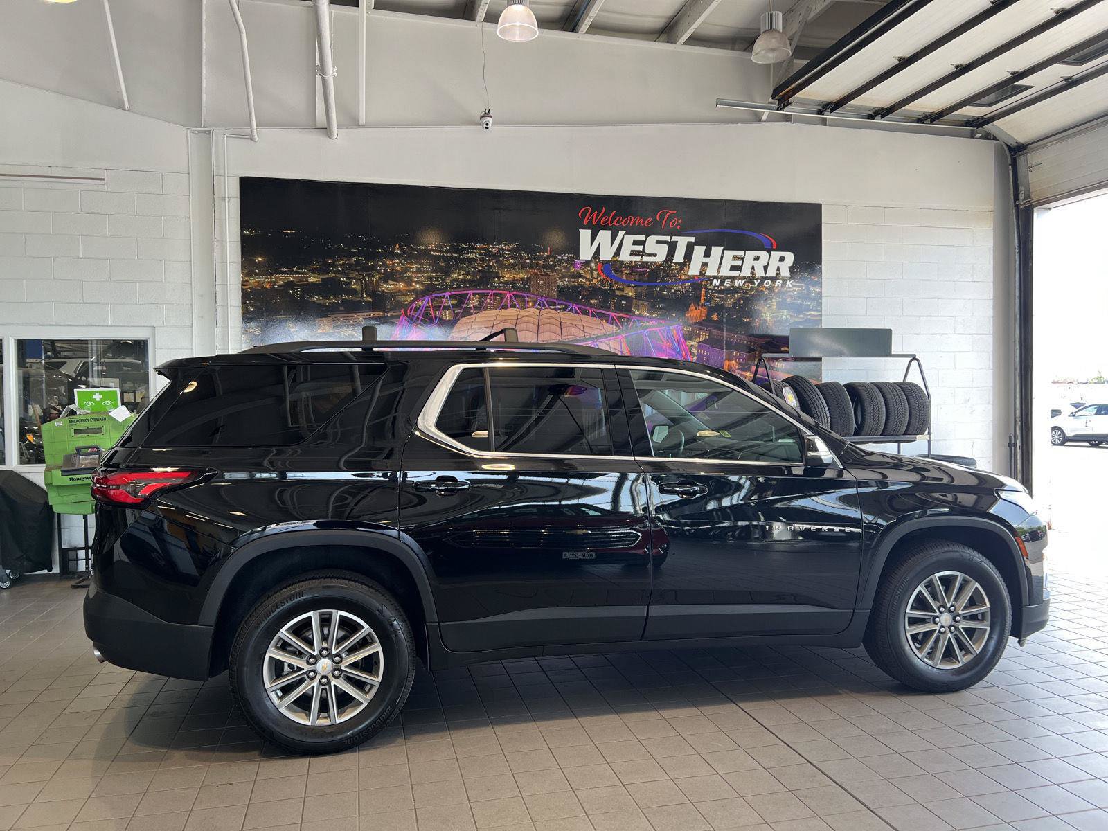 Used 2023 Chevrolet Traverse LT AWD/4WD image 31