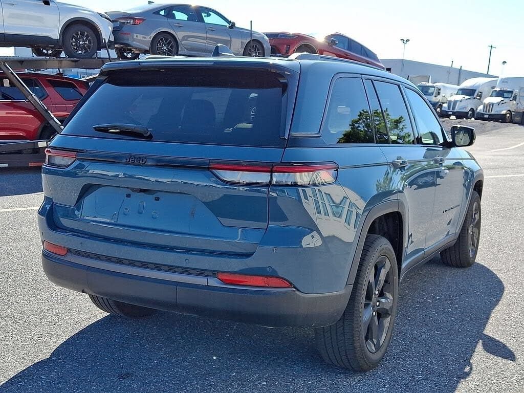 New 2027 Jeep Grand Cherokee Limited RWD image 11