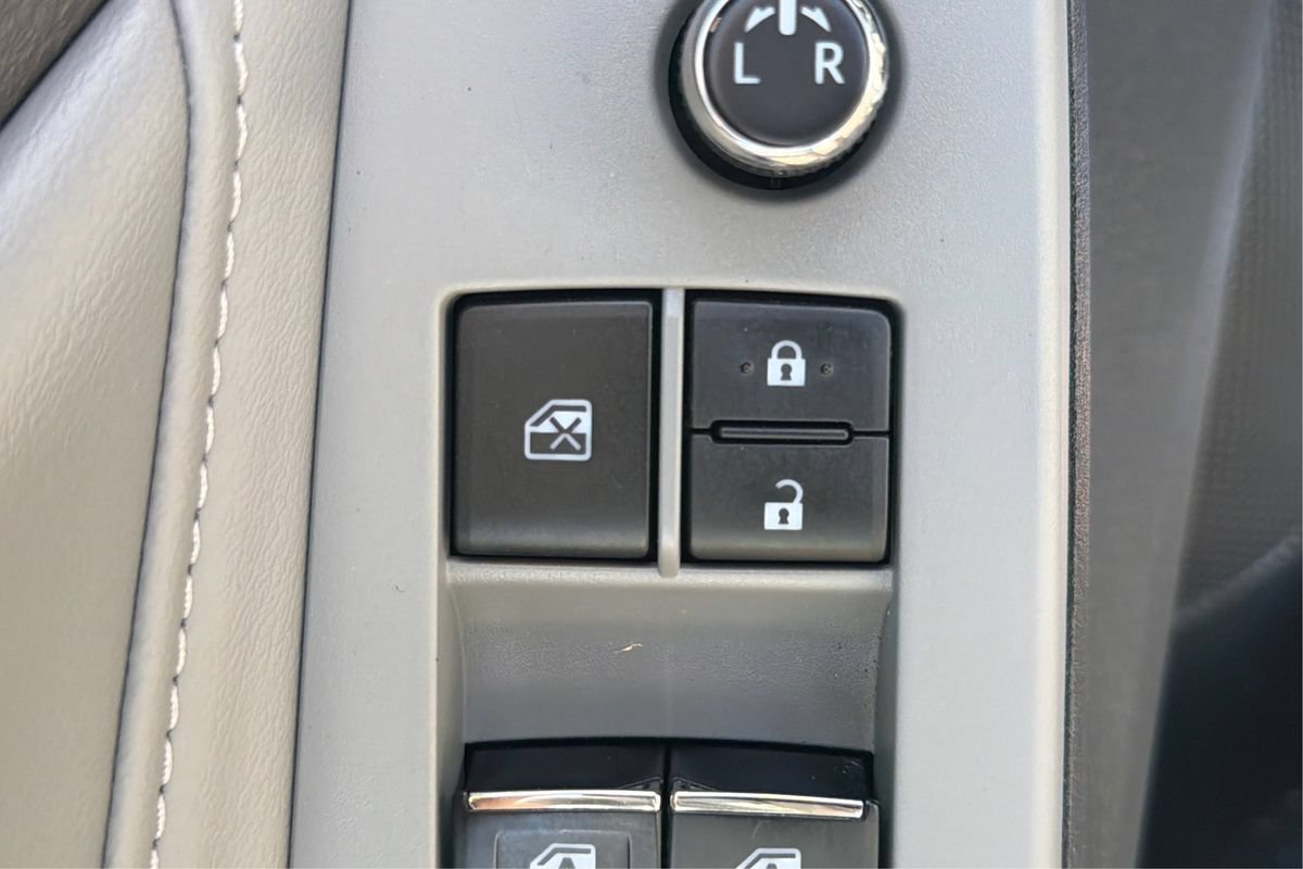 Used 2019 Toyota Avalon XLE w/ Moonroof Package FWD image 38