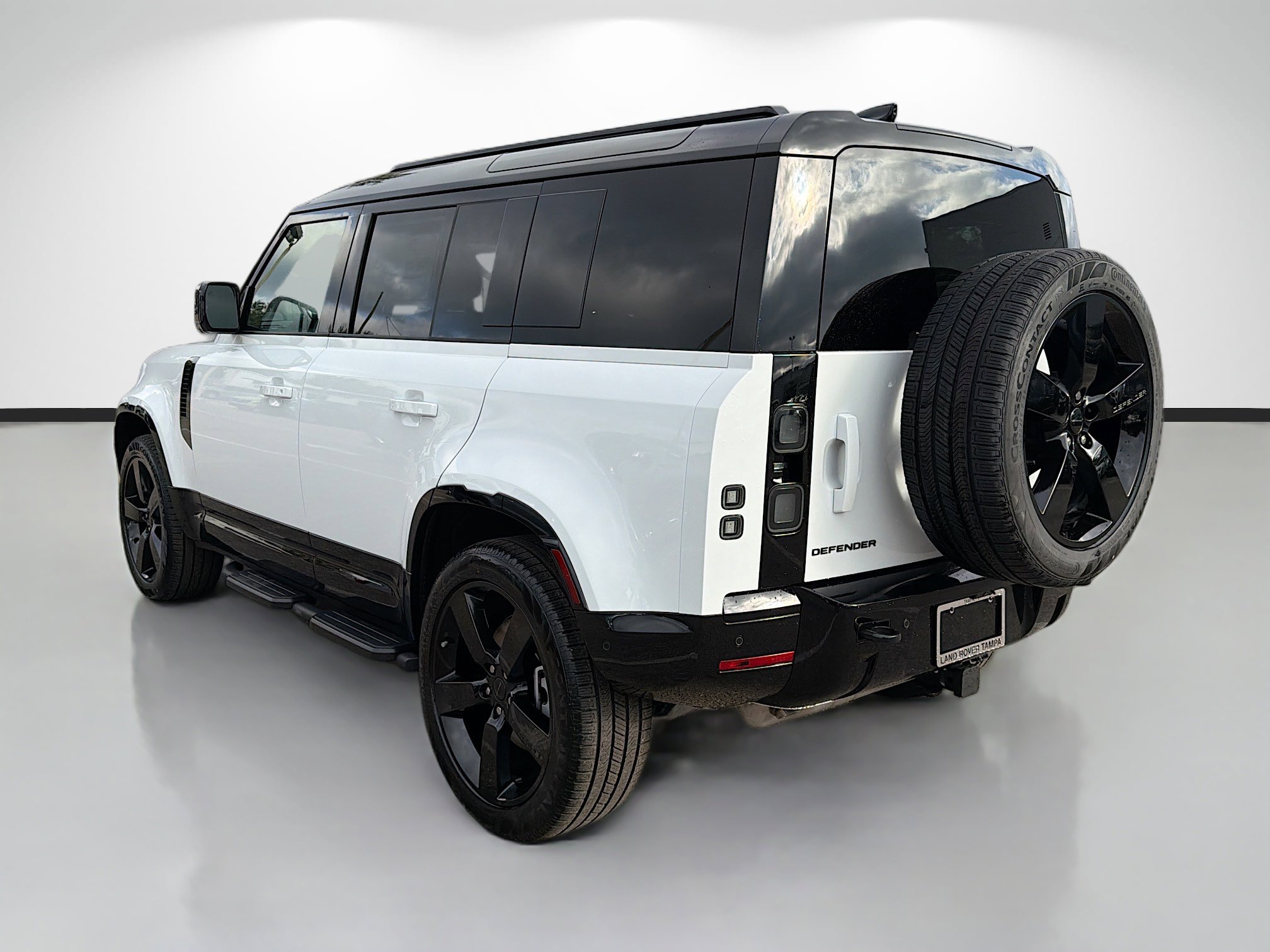 New 2026 Land Rover Defender 110 X-Dynamic SE image 3