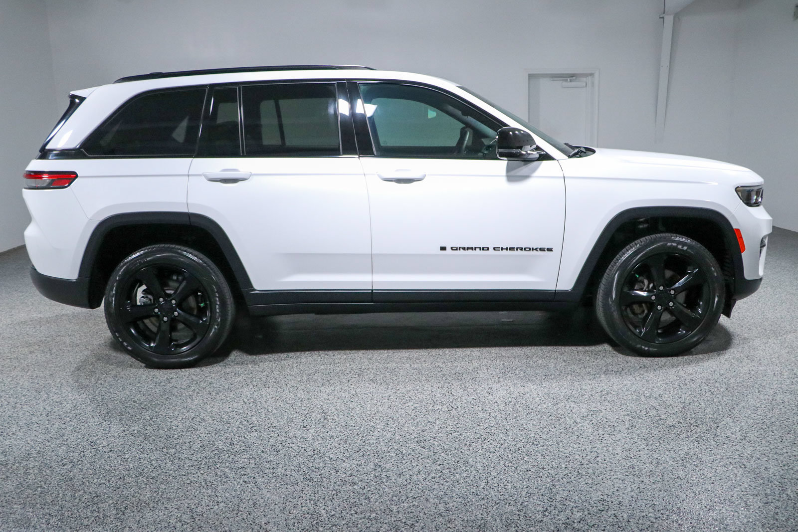 Used 2023 Jeep Grand Cherokee Altitude AWD/4WD image 6