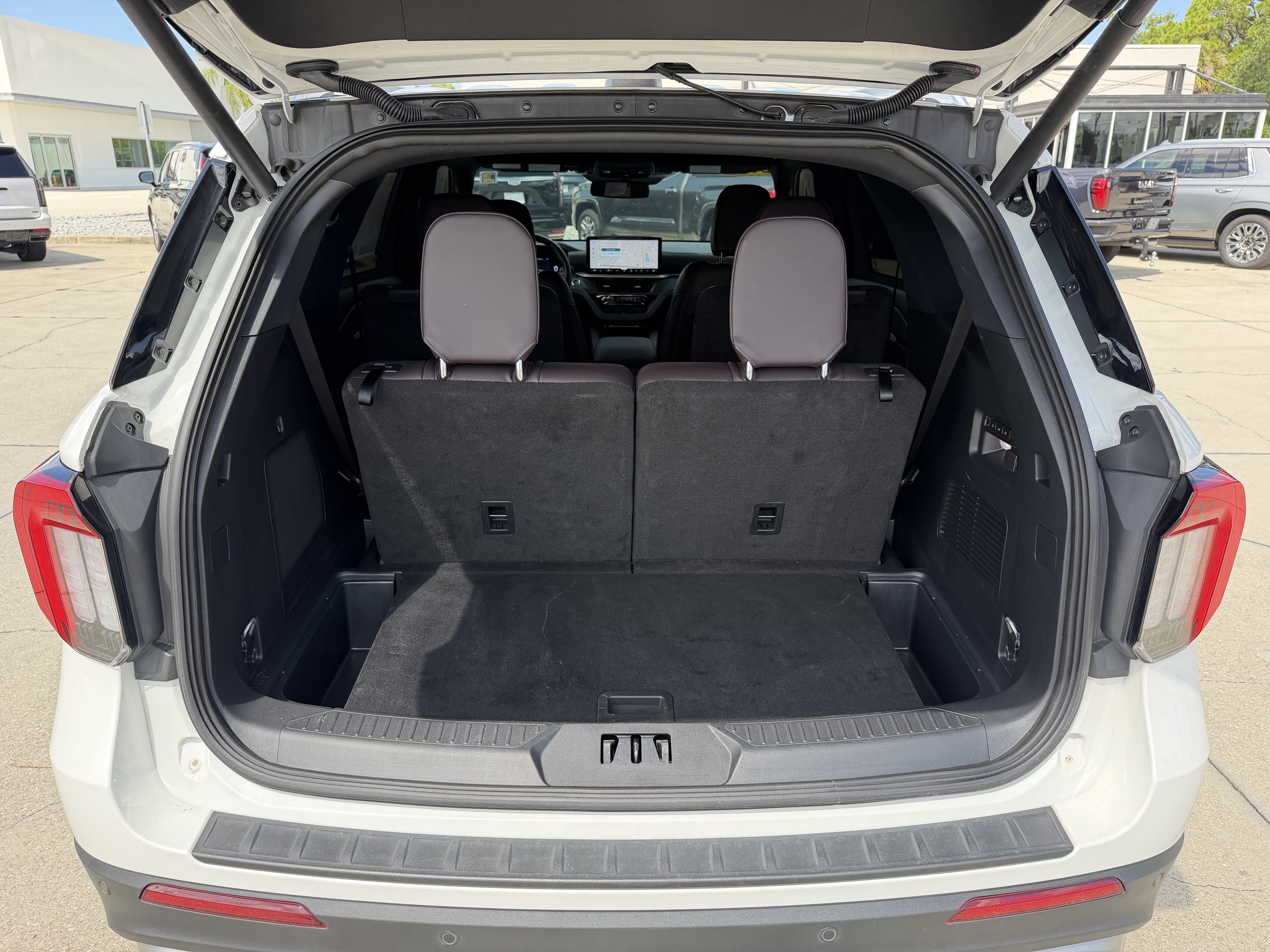 Used 2025 Ford Explorer Platinum w/ Ultimate Package RWD image 11