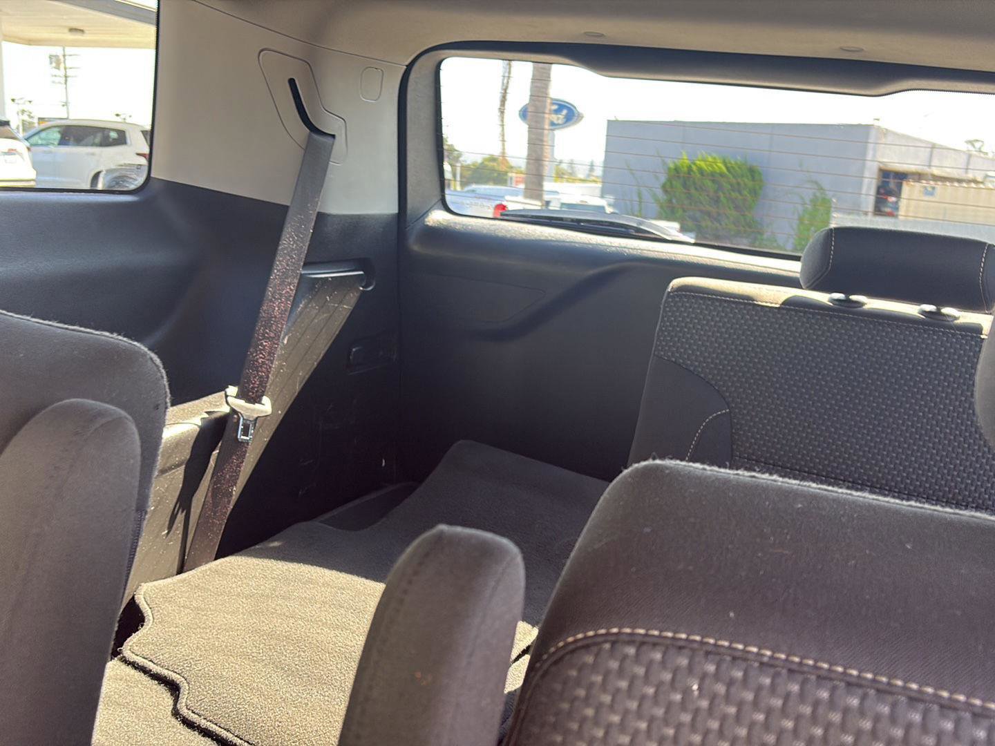 Used 2023 GMC Acadia SLE image 28