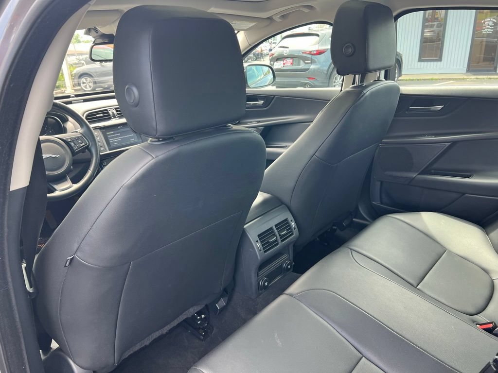 Used 2018 Jaguar XE Premium AWD/4WD image 17