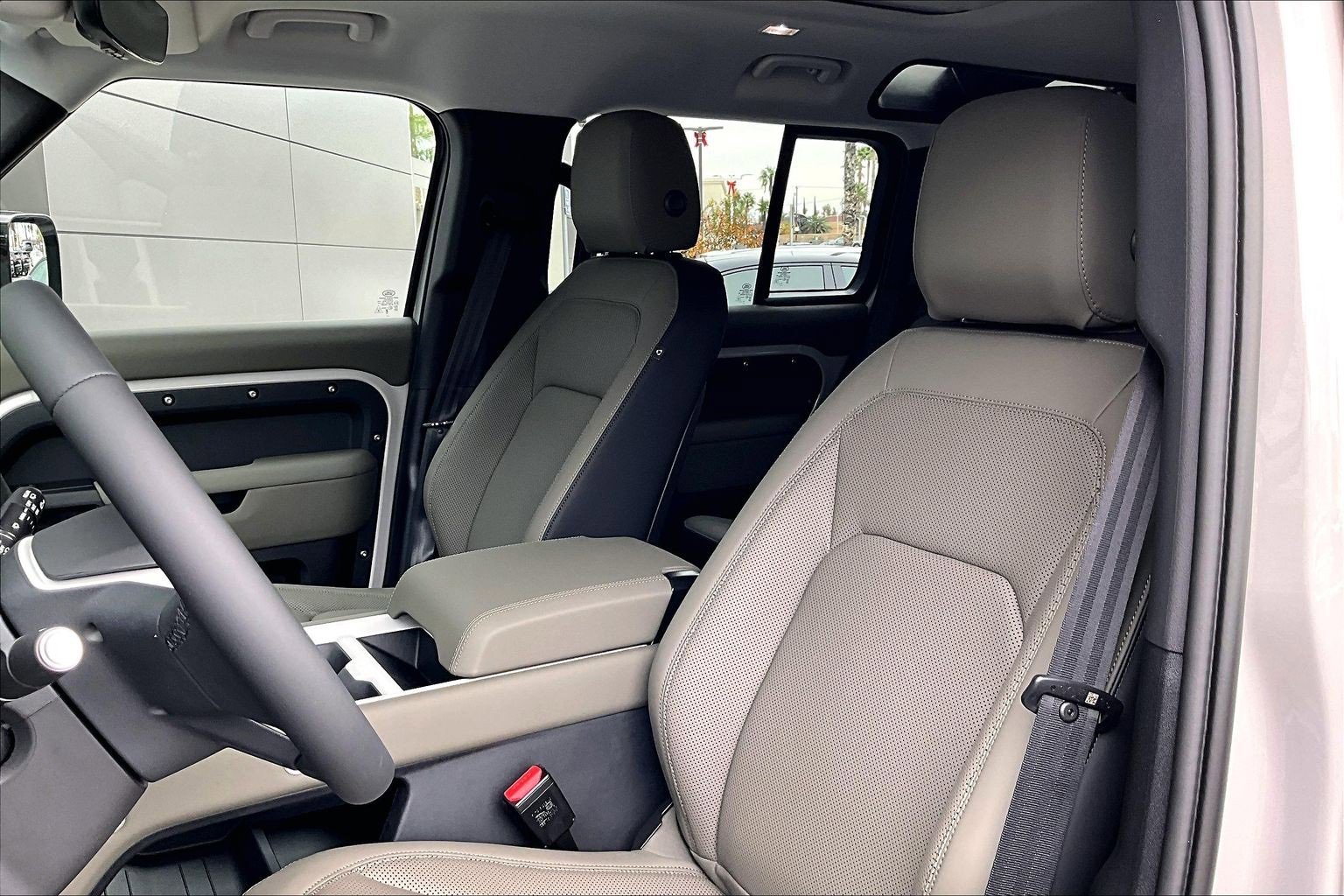 New 2026 Land Rover Defender 110 X-Dynamic SE image 9