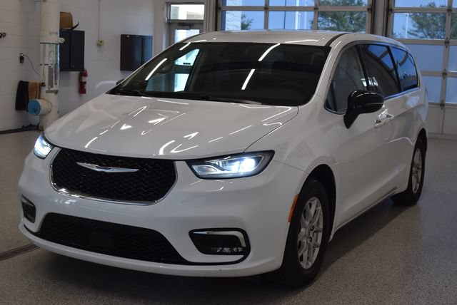 Used 2024 Chrysler Pacifica Touring-L FWD image 9