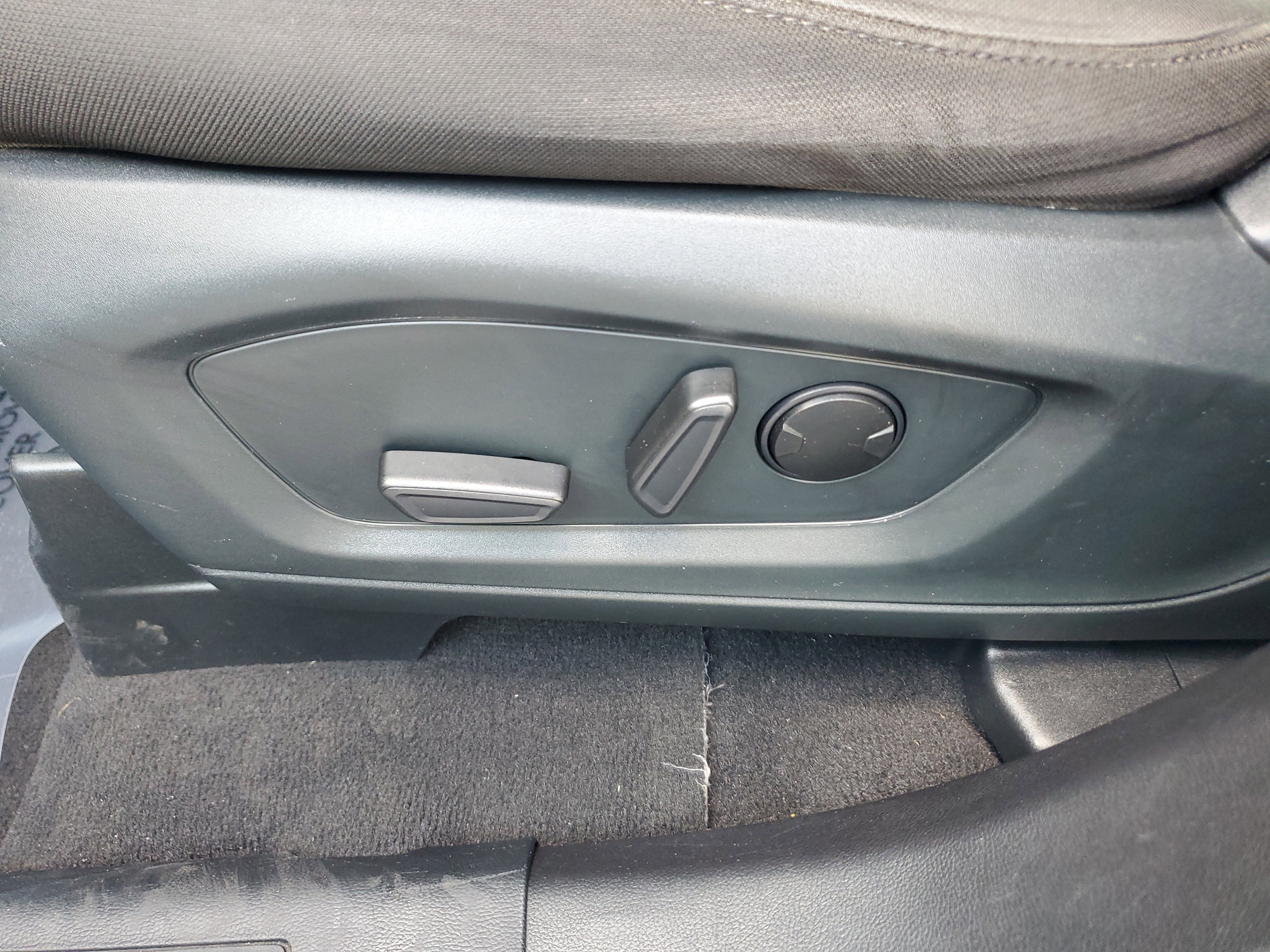 Used 2023 Ford Explorer XLT image 12