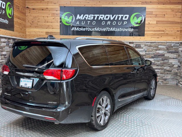 Used 2017 Chrysler Pacifica Limited FWD image 9