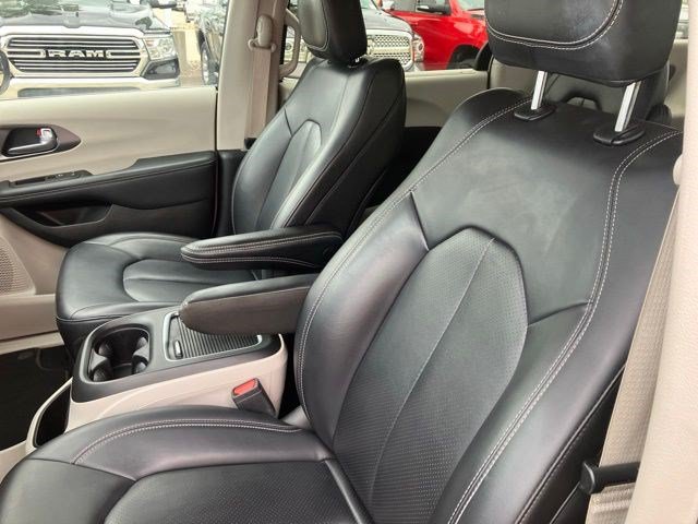 Certified 2023 Chrysler Pacifica Touring-L FWD image 12