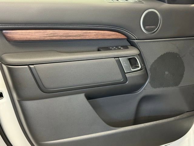 New 2024 Land Rover Discovery Dynamic SE image 9