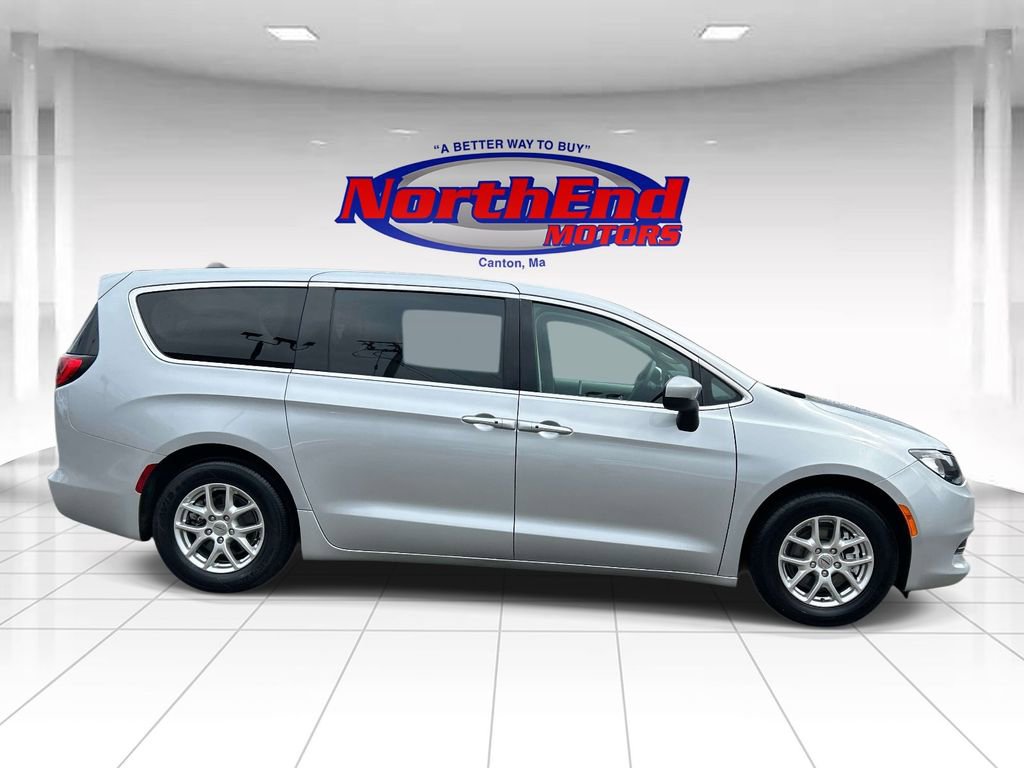 Used 2023 Chrysler Voyager LX FWD image 2