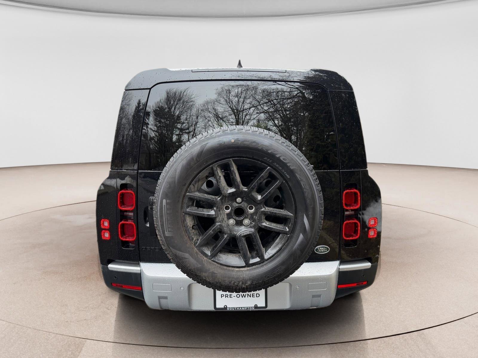 Used 2023 Land Rover Defender 130 SE image 4