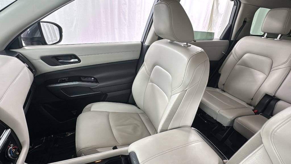 Used 2025 Nissan Pathfinder SL image 14