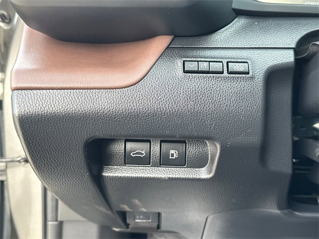 Used 2023 Toyota Crown Limited image 21