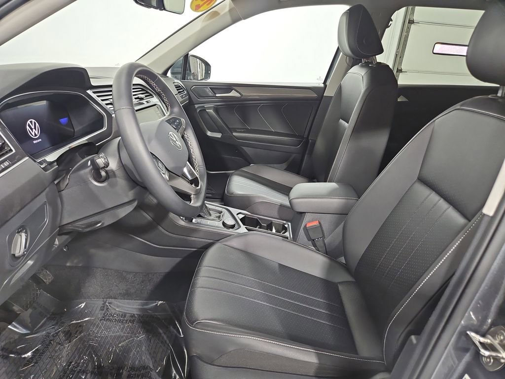 Certified 2024 Volkswagen Tiguan SE w/ Panoramic Sunroof Package image 12