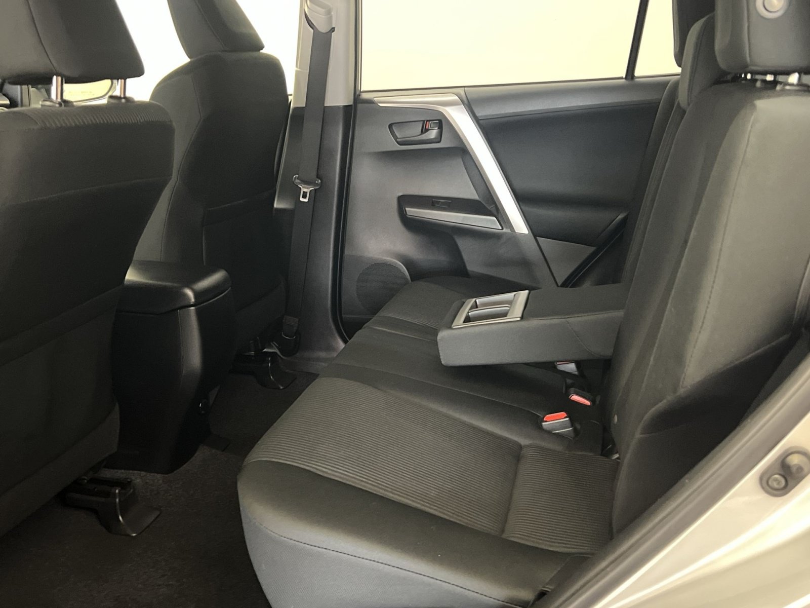 Used 2018 Toyota RAV4 LE w/ All Weather Liner Package AWD/4WD image 24
