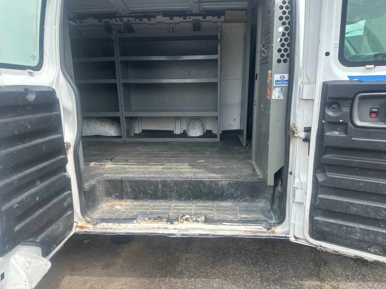 Used 2005 Chevrolet Express 2500 RWD image 17