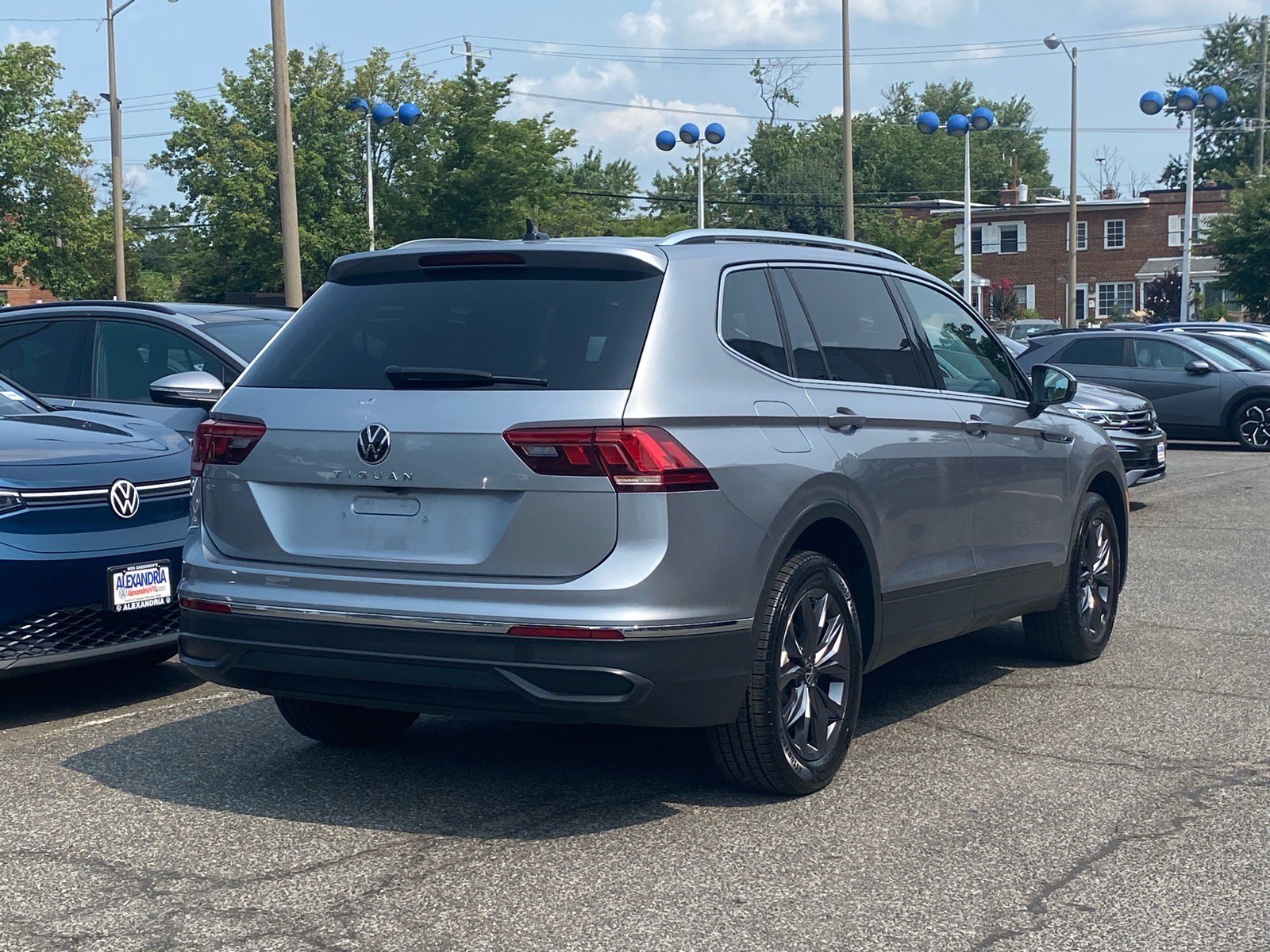 Certified 2023 Volkswagen Tiguan SE w/ Panoramic Sunroof Package FWD image 3