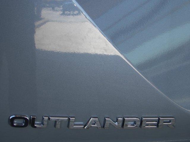 New 2025 Mitsubishi Outlander SE image 8