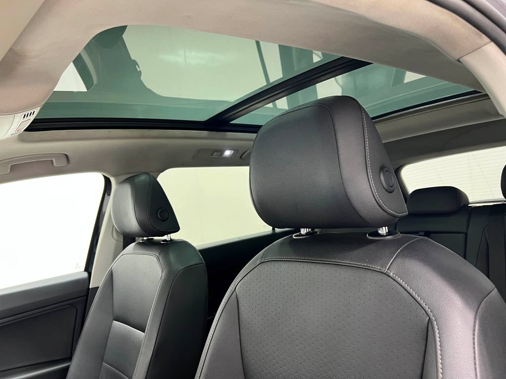 Used 2020 Volkswagen Tiguan SE AWD/4WD image 12