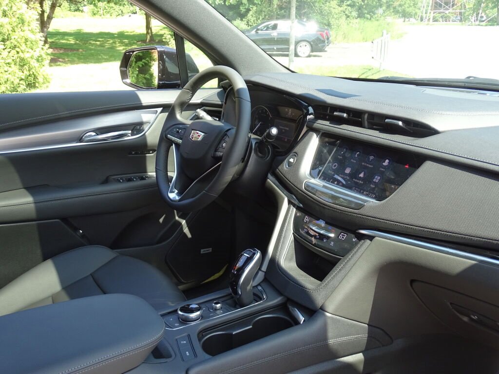 New 2025 Cadillac XT6 Luxury image 6
