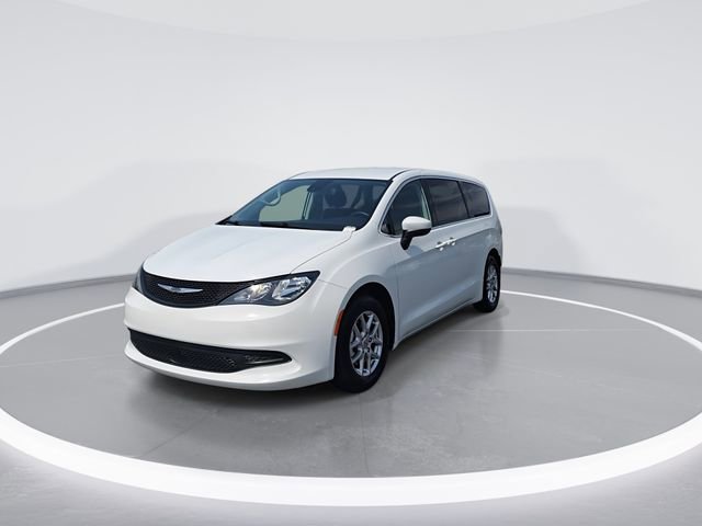 Used 2023 Chrysler Voyager LX image 4