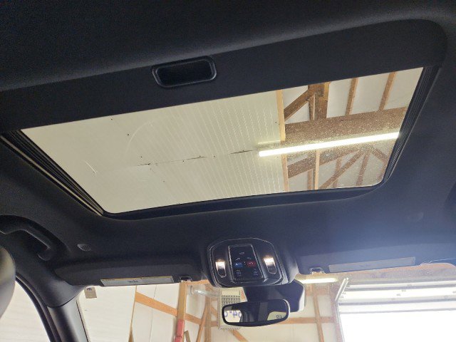 Used 2023 Jeep Grand Cherokee L Laredo image 12