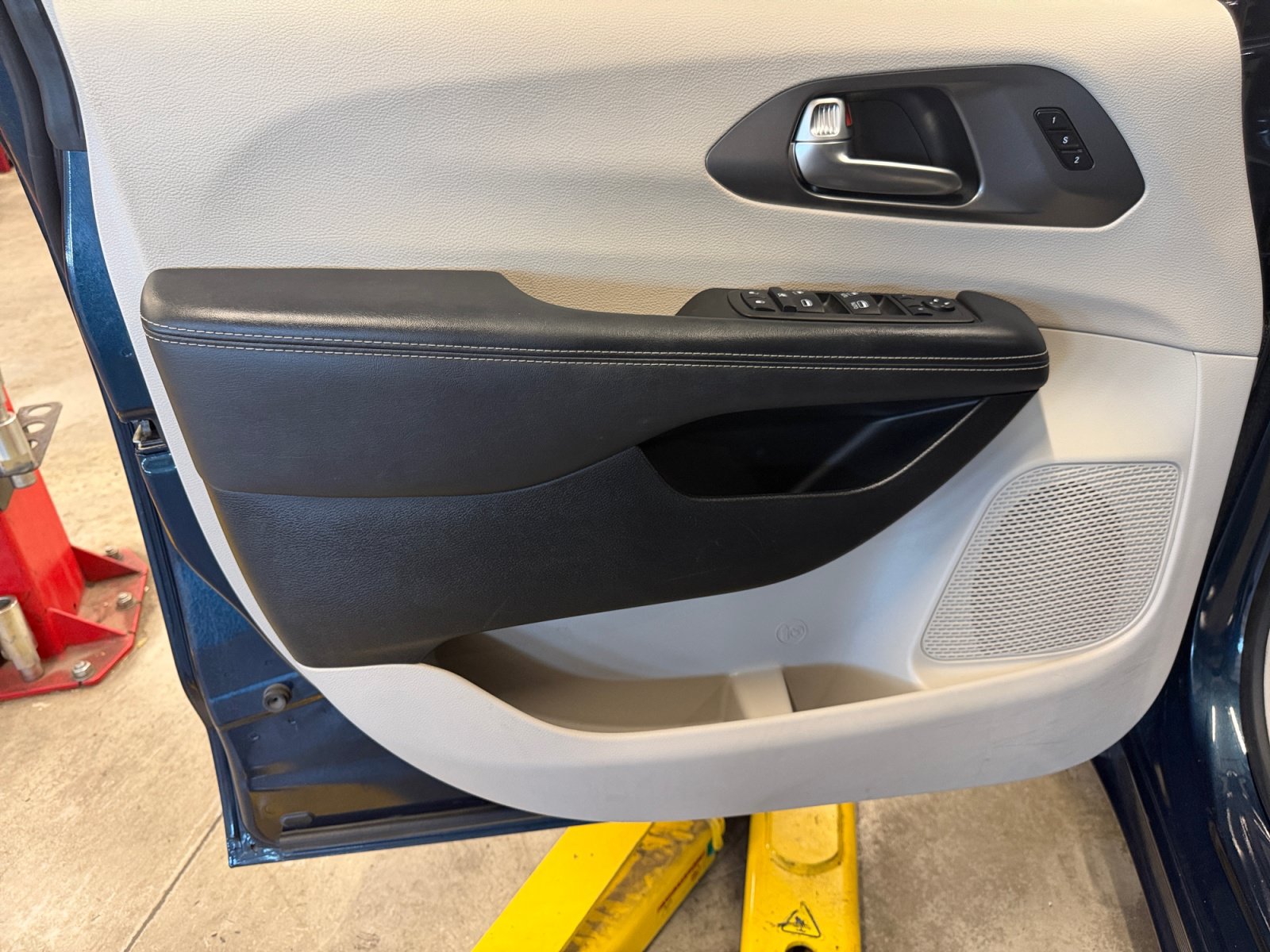 Used 2024 Chrysler Pacifica Touring-L FWD image 29