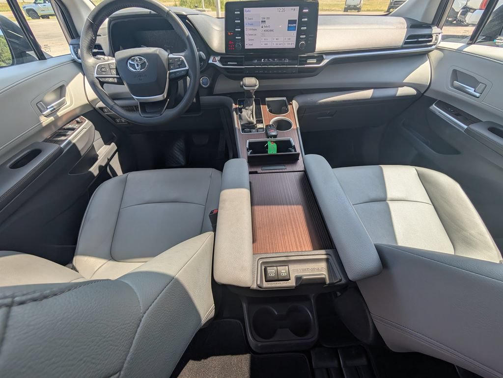 Used 2024 Toyota Sienna XLE FWD image 25