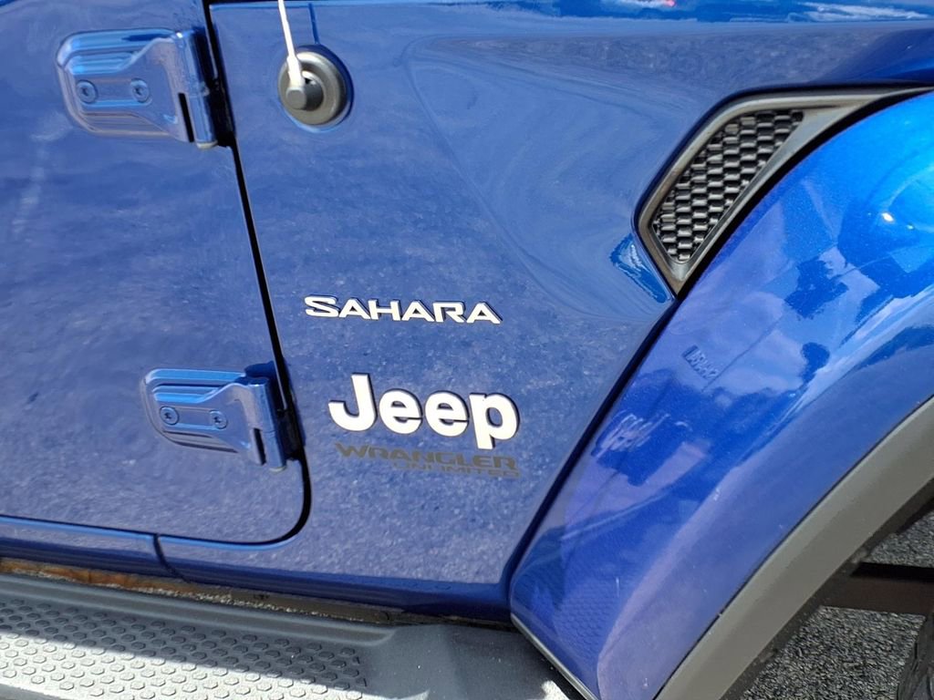 Used 2018 Jeep Wrangler Unlimited Sahara w/ Dual Top Group AWD/4WD image 11