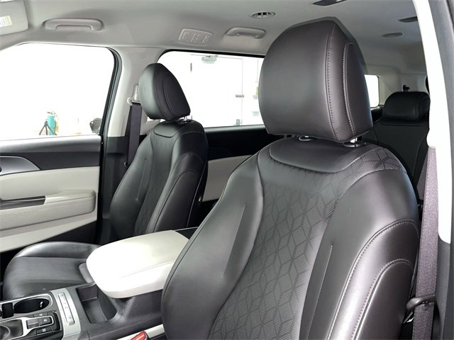 Used 2024 Kia Carnival LX image 20