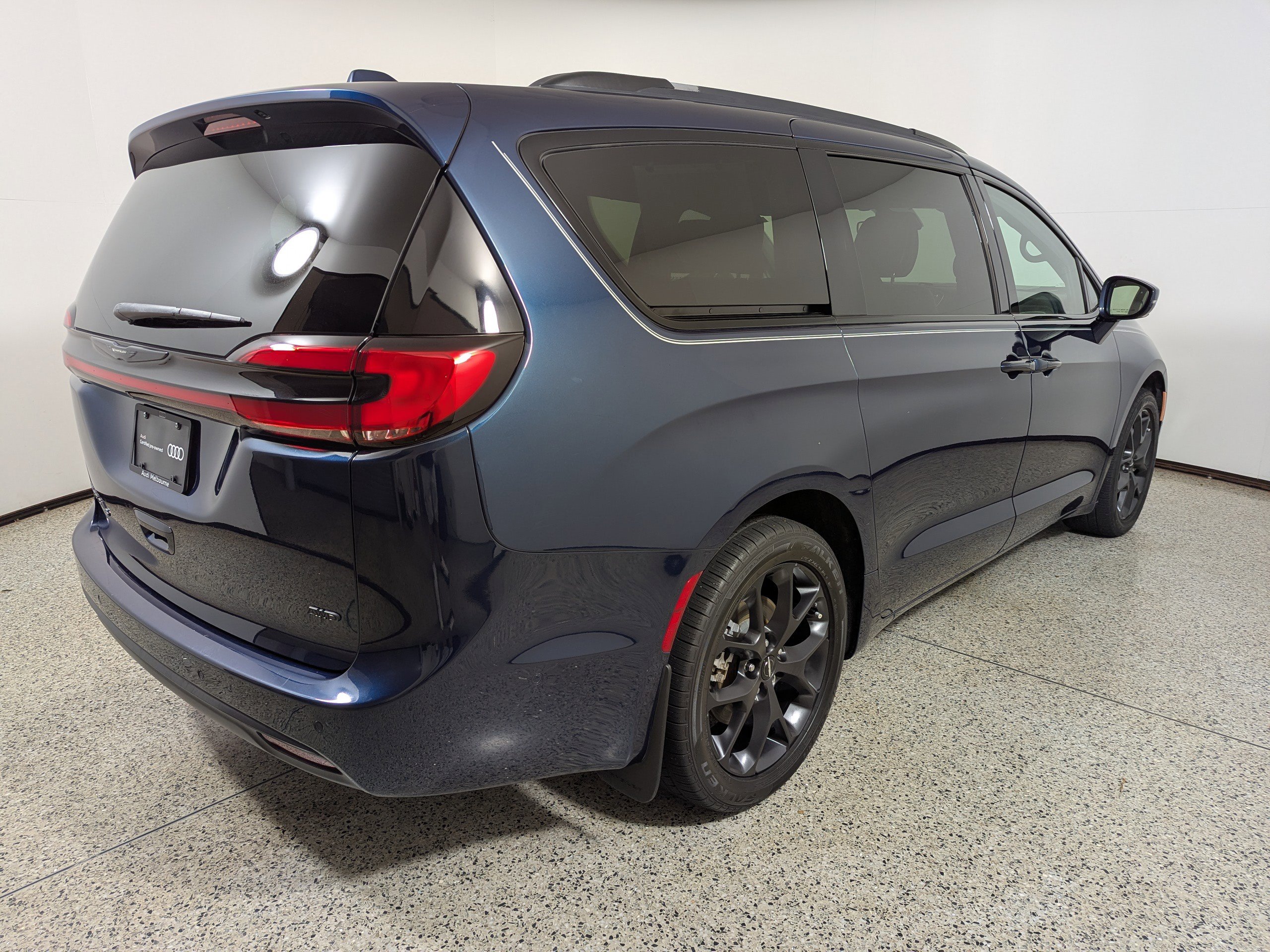 Used 2022 Chrysler Pacifica Touring-L w/ Uconnect Theater Family Group image 7
