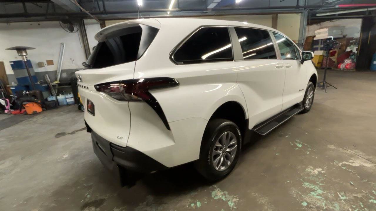 Used 2025 Toyota Sienna LE image 13