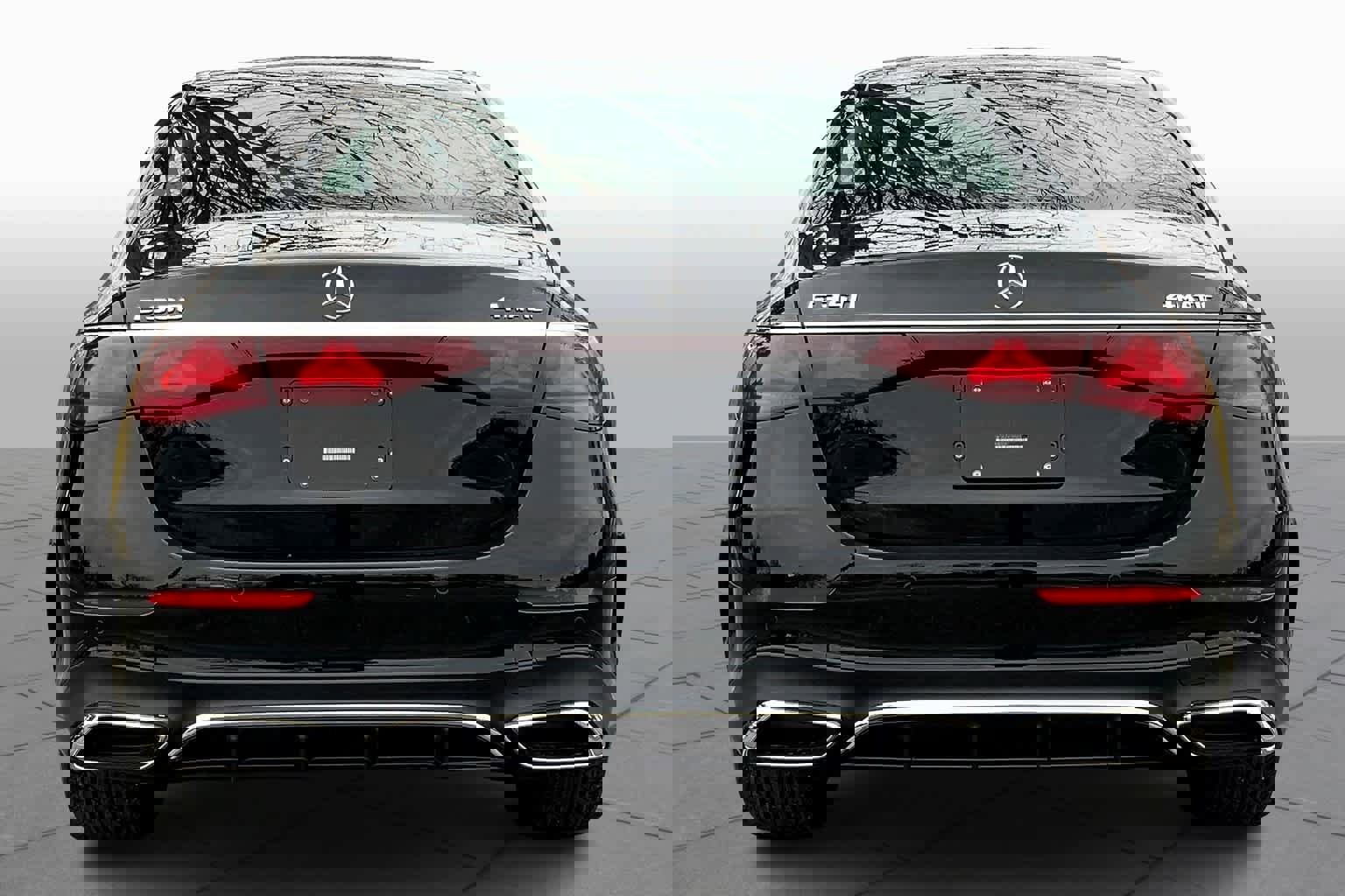 Used 2025 Mercedes-Benz E 350 4MATIC Sedan image 4