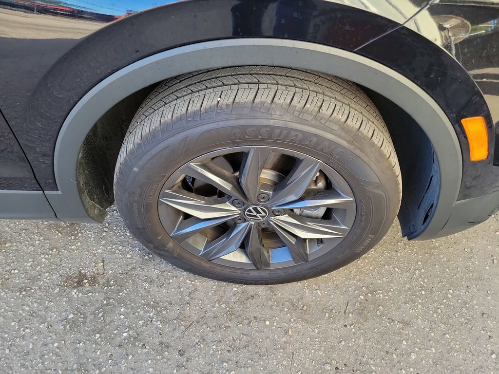 Used 2022 Volkswagen Tiguan SE image 2