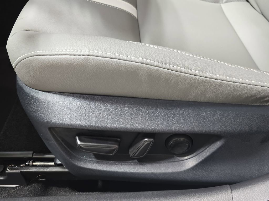 Used 2025 Toyota Camry SE image 27