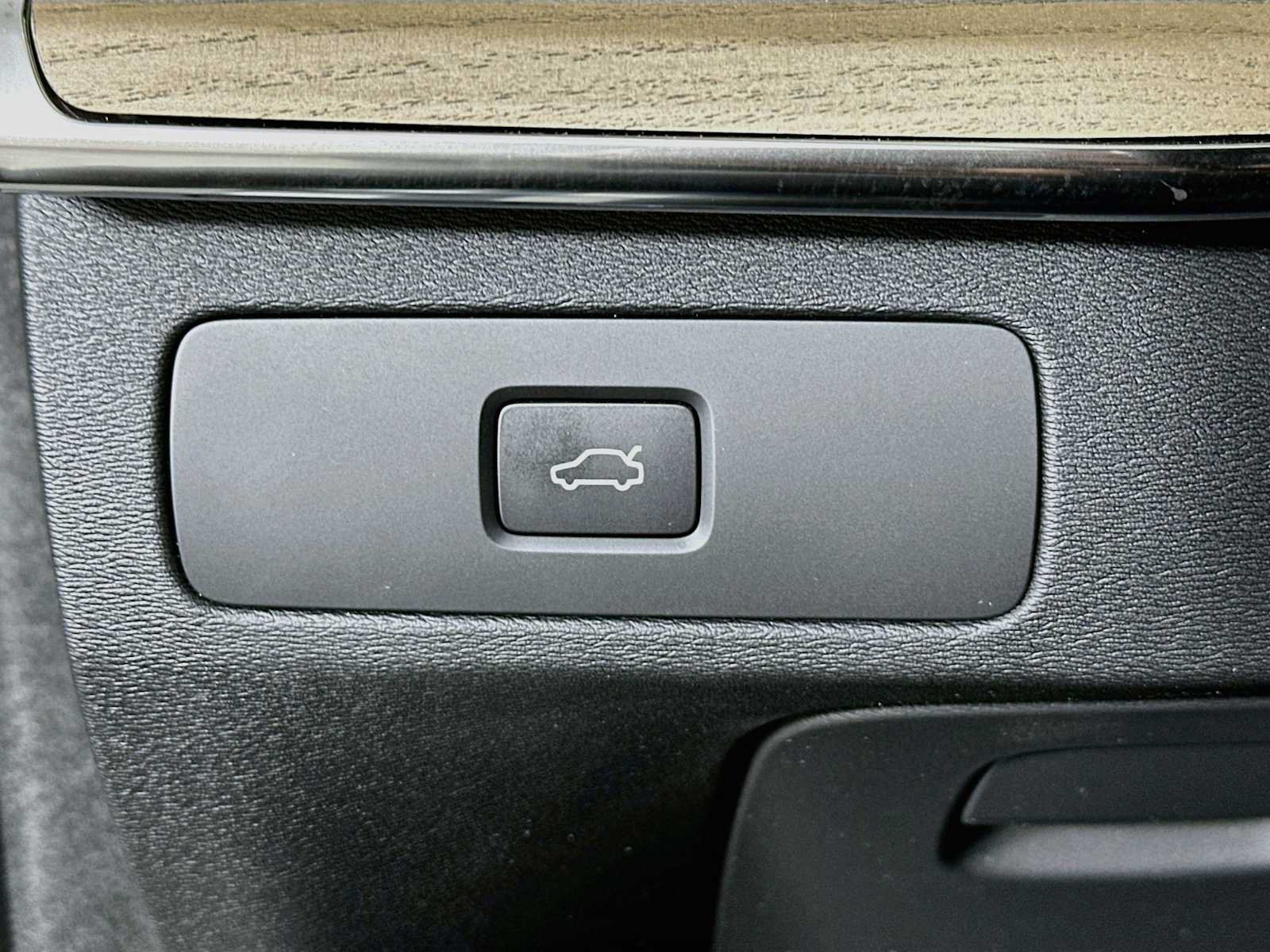 New 2027 Volvo XC90 B5 Plus AWD/4WD image 10