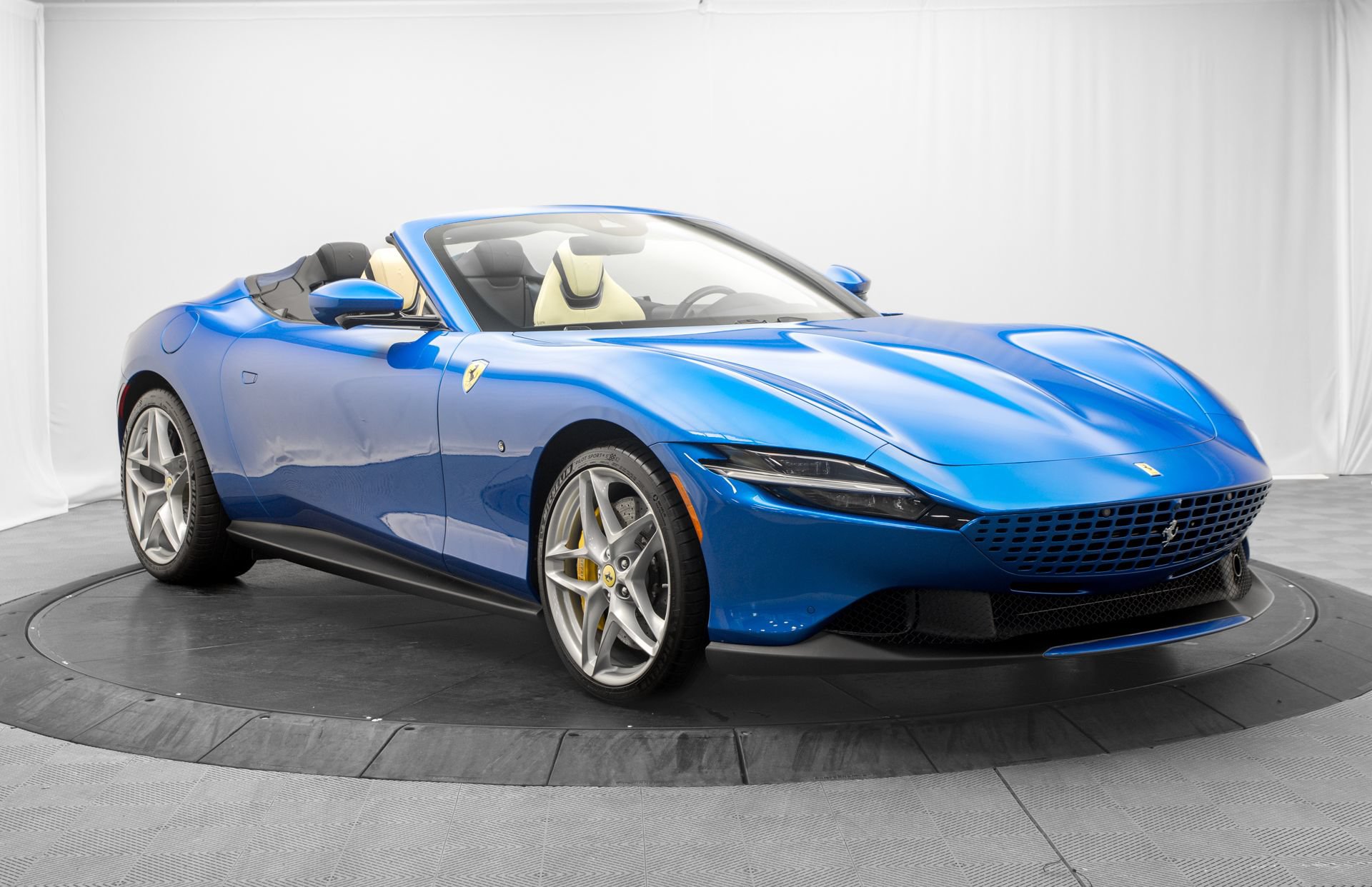 Used 2026 Ferrari Roma Spider RWD image 17