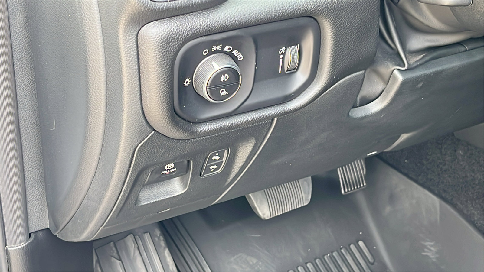 Used 2025 RAM 1500 Lone Star image 13