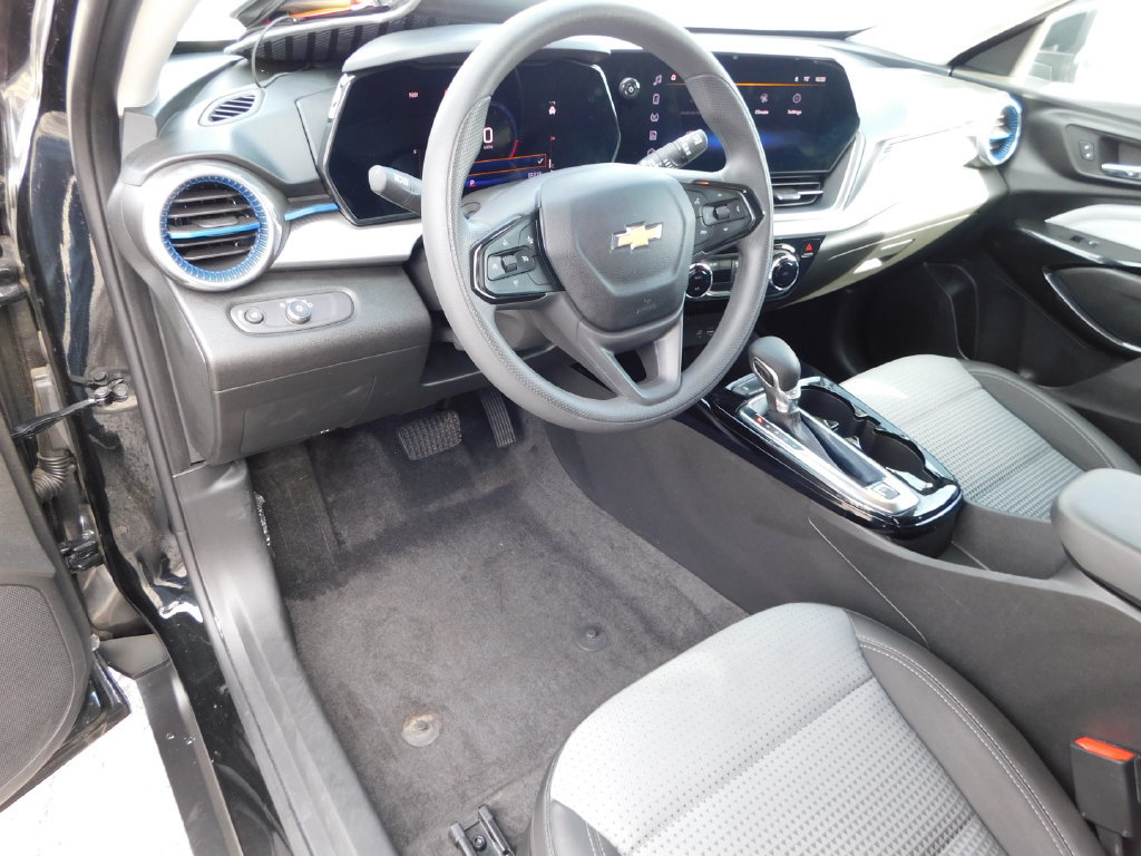 Used 2025 Chevrolet Trax LT FWD image 13