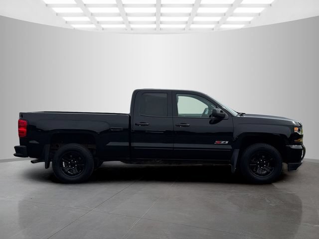 Used 2017 Chevrolet Silverado 1500 LT w/ Midnight Edition AWD/4WD image 8