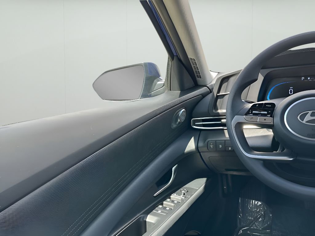 Used 2025 Hyundai Elantra SE w/ Cargo Package image 23