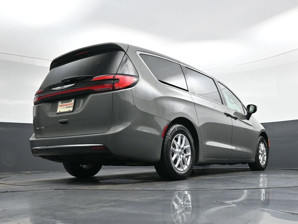 Used 2023 Chrysler Pacifica Touring-L image 34