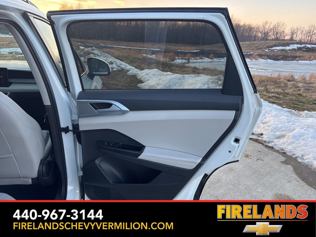 Used 2025 Volkswagen Taos SE image 33