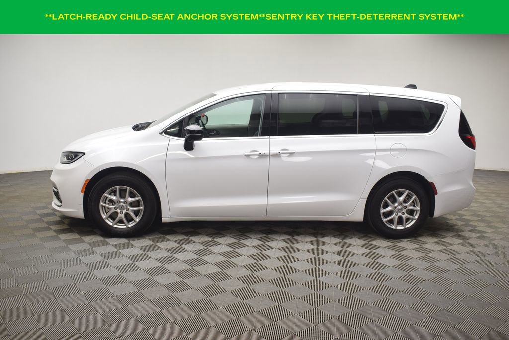 Used 2024 Chrysler Pacifica Touring-L image 12