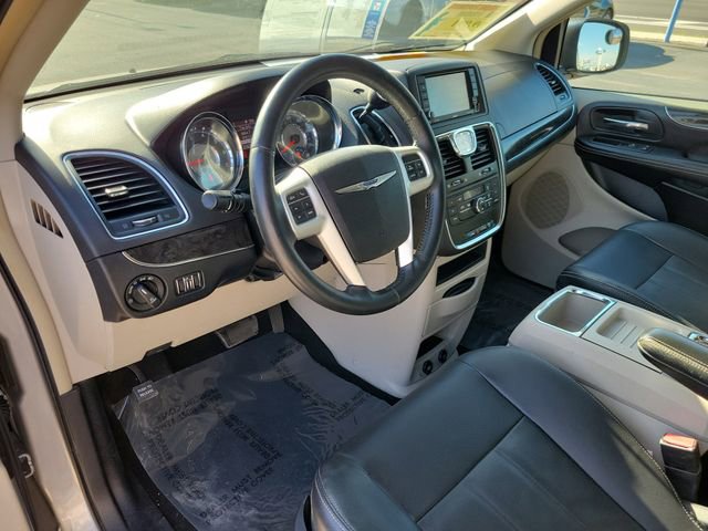 Used 2016 Chrysler Town & Country Touring FWD image 19