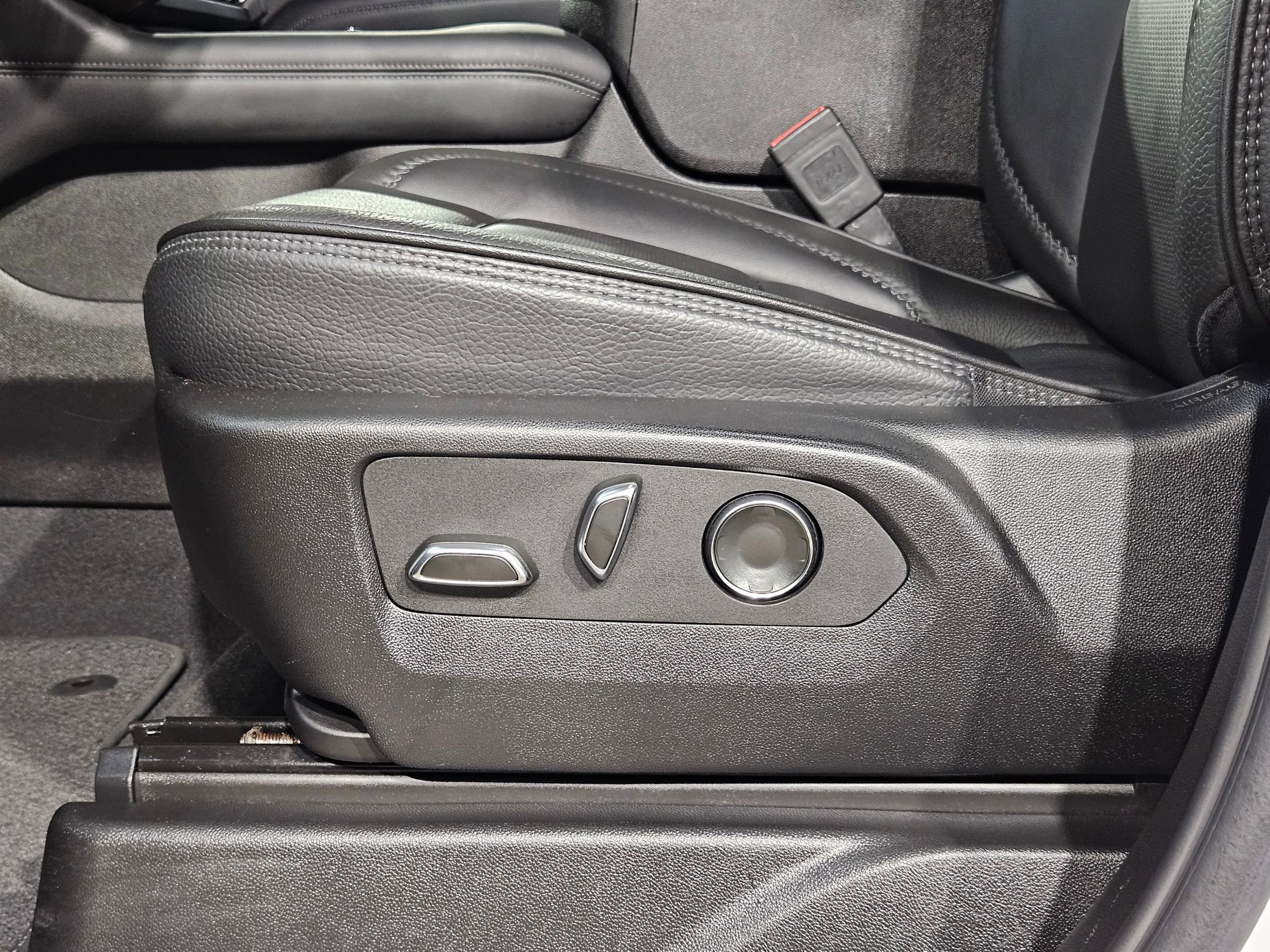 Used 2025 GMC Yukon XL Denali AWD/4WD image 24