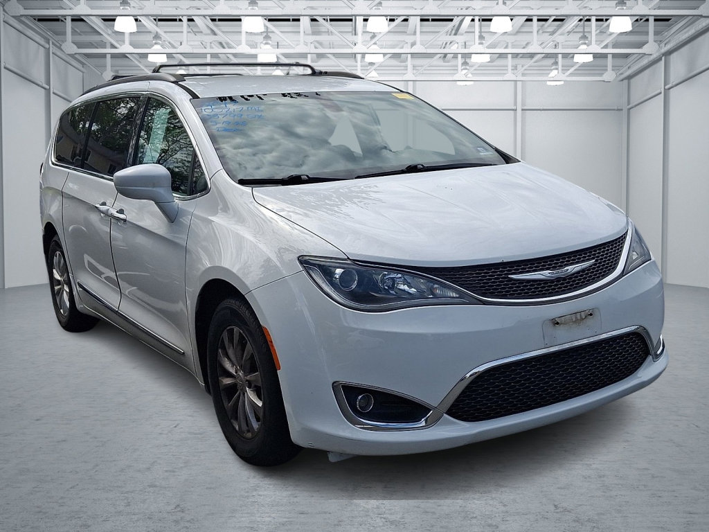 Used 2017 Chrysler Pacifica Touring-L FWD image 3